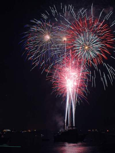 fireworks_1_bg_070404.jpg