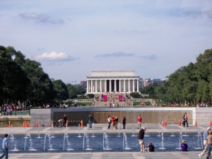 100_0137 WW2 Memorial with Lincoln in distance