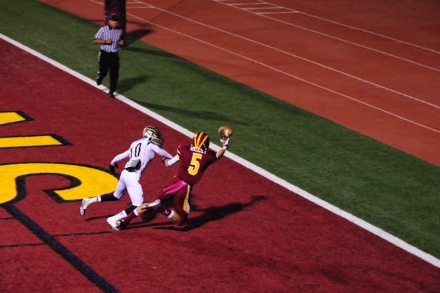 #5 pulls down a one handed catch in from of #10