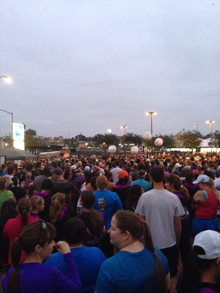 The absolutely packed start. Those are marshmallow shaped bouncy balls up ahead. Get it? Hot Chocolate - Marshmallows? Hah!